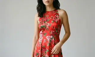 女性模特试穿红色花卉连衣裙效果