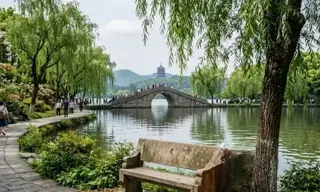 湖边景区垃圾桶消除效果