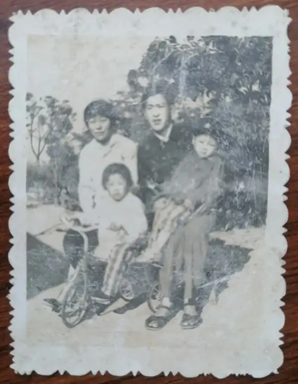 AI 老照片修复案例：褪色模糊的四口之家与儿童自行车合影修复前